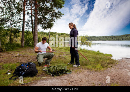 Setting up Tent Banque D'Images