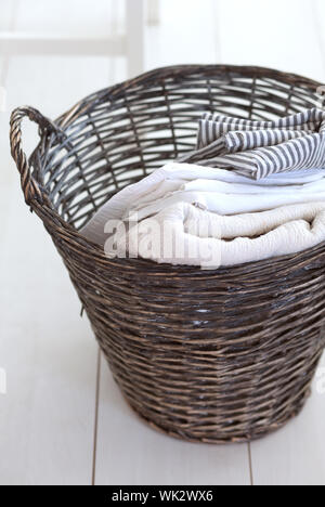 Panier en osier avec des vêtements en coton à c Banque D'Images