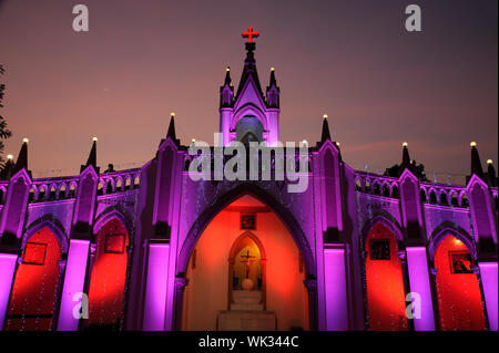 Mumbai, Maharashtra, Inde, Asie du sud-est - Le jour de Noël ; s'est allumé sur le Mont Mary Church, est une basilique catholique romaine situé à Bandra. Banque D'Images