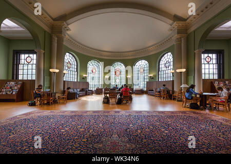 Intérieur de la salle de lecture Hutzler situé dans Gilman Hall, sur le campus de l'Université Johns Hopkins à Baltimore, Maryland Banque D'Images