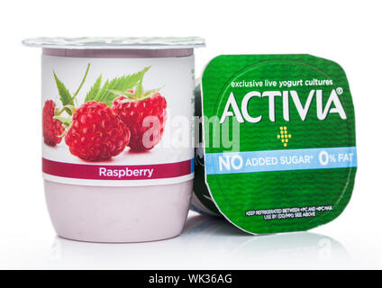 Londres, Royaume-Uni - 18 août 2019 : tasse de yogourt Activia live exclusif avec les cultures de framboises sur fond blanc. Faible teneur en gras sans sucre ajouté Banque D'Images