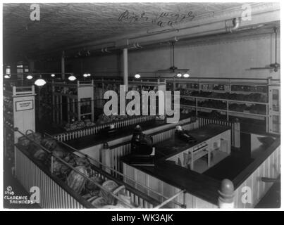 Vue intérieure d'un Piggly Wiggly épicerie libre-service montrant caisse avec les caisses enregistreuses Banque D'Images