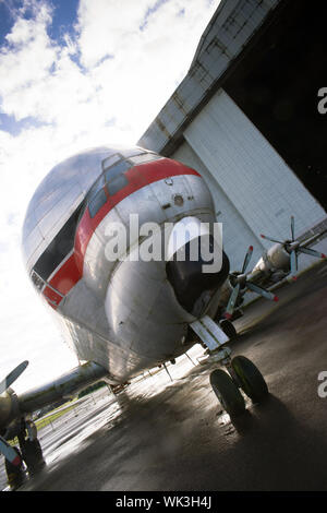 Une rare vintage aiplane sort de hangar de l'aéroport Banque D'Images