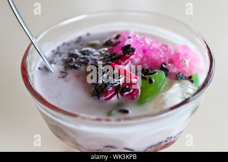 Jelly mixte cocktail servi avec du lait glacé en dessert Banque D'Images