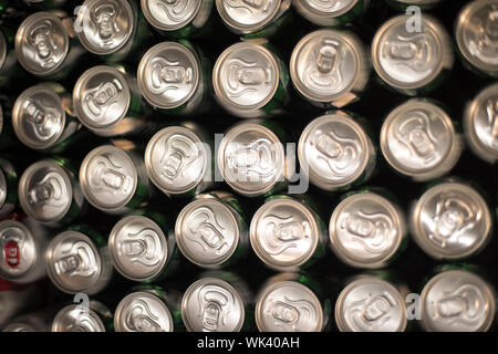 Des canettes de bière se tenir dans une ligne dans le magasin Banque D'Images