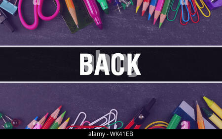 Retour texte écrit sur l'éducation de base concept Retour à l'école. retour bannière concept sur l'éducation des esquisses avec des fournitures scolaires. retour avec crayons o Banque D'Images