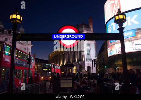 Londres, Royaume-Uni - 16 avril 2014 : la station de métro Piccadilly Circus. Banque D'Images