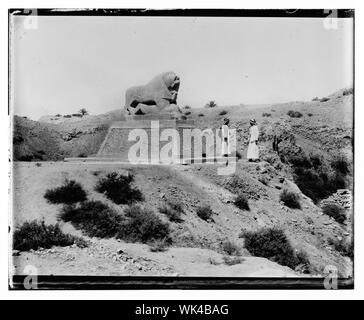 L'Iraq. Babylone. Lion de basalte avec les chiffres Banque D'Images