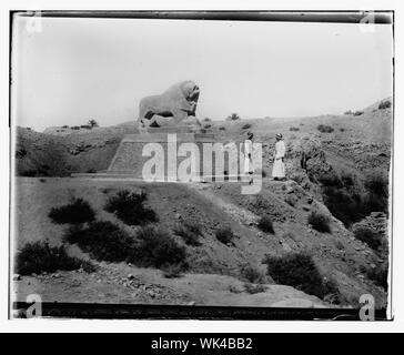 L'Iraq. Babylone. Lion de basalte avec les chiffres Banque D'Images