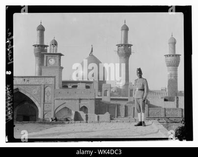 L'Iraq. Kerbela. Deuxième ville sainte des musulmans chiites. La grande mosquée avec le dôme et les minarets recouvert d'or Banque D'Images