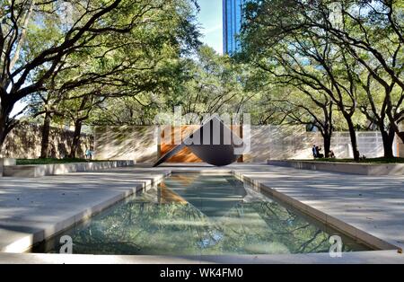 Jardin d'art et d'un miroir d'eau dans le centre-ville de Dallas - Dallas, Texas, États-Unis d'Amérique Banque D'Images