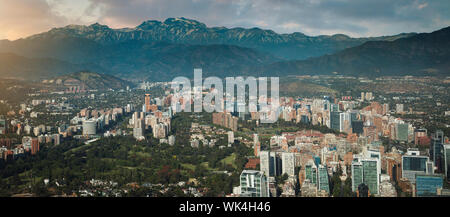 Vue panoramique de Santiago de Chili et de montagnes de Los Andes Banque D'Images