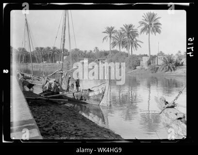 L'Iraq. Scènes sur le fleuve Euphrate prises à Hilla. Bateaux de rivière typique Banque D'Images