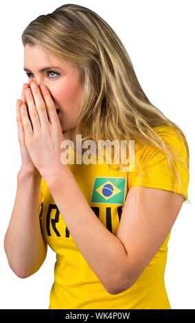 Fan de football nerveux en brasil tshirt sur fond blanc Banque D'Images