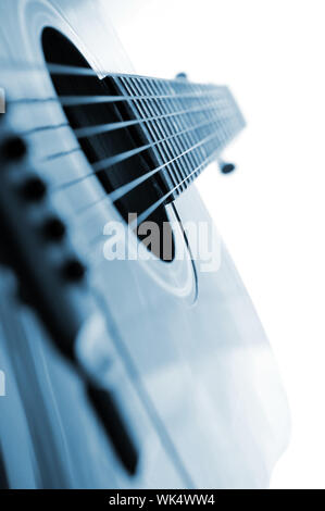 Guitare acoustique close up on white background Banque D'Images