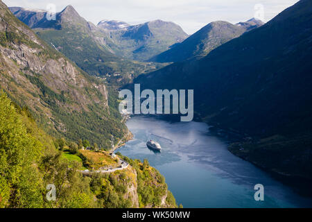 Fjord de Geiranger et bateau de croisière, la Norvège Banque D'Images