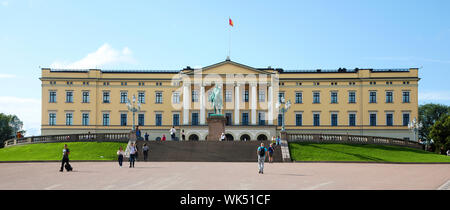 Palais Royal d'Oslo, Norvège. Certaines personnes sont visibles en face de lui. Banque D'Images