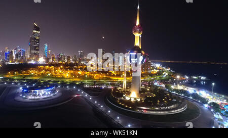 (190904) -- BEIJING, 4 septembre 2019 (Xinhua) -- Droit de l'emblème de la Coupe du Monde FIFA 22 est indiqué sur le Kuwait Towers, un célèbre monument de la ville de Koweït, le 3 septembre 2019. L'inauguration officielle a eu lieu dans la capitale du Qatar, Doha le mardi. Un certain nombre de villes à travers le monde a célébré l'événement. (Photo par Asad/Xinhua) Banque D'Images