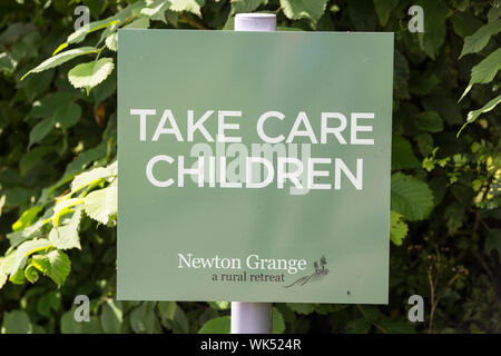 Prendre soin d'un signe d'enfants dans le Yorkshire, UK. Banque D'Images