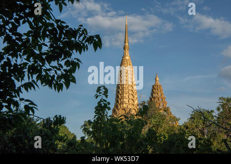 Les stupas au Wat Phnom Sampeau sur le mont Phnom Sompov près de la ville de Battambang au Cambodge. Cambodge, Battambang, Novembre, 2018 Banque D'Images