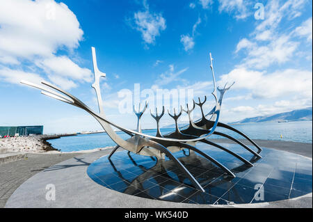 La sculpture Sun Voyager de Jón Gunnar Árnason à Reykjavik En Islande Banque D'Images