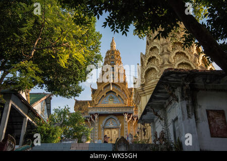 Les stupas au Wat Phnom Sampeau sur le mont Phnom Sompov près de la ville de Battambang au Cambodge. Cambodge, Battambang, Novembre, 2018 Banque D'Images