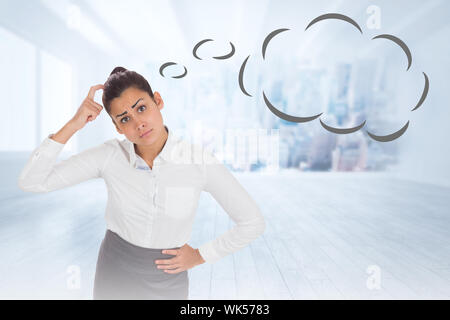 Inquiets businesswoman with speech bubble contre ville scène dans une chambre Banque D'Images