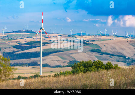 La Capitanata hills en Amérique du Pouilles héberge un grand nombre de générateurs du vent. Banque D'Images