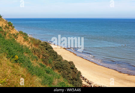 Une vue de la plage et de la mer sur la côte nord du comté de Norfolk à partir de l'ouest cliffs à Mundesley, Norfolk, Angleterre, Royaume-Uni, Europe. Banque D'Images