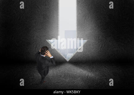 Stressed businessman with hands on head contre moitié monde graphique sur fond bleu futuriste Banque D'Images