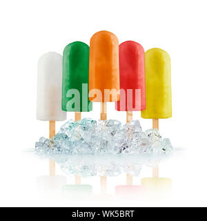 Variété de fruits ice lolly sur des cubes de glace, sur fond blanc Banque D'Images