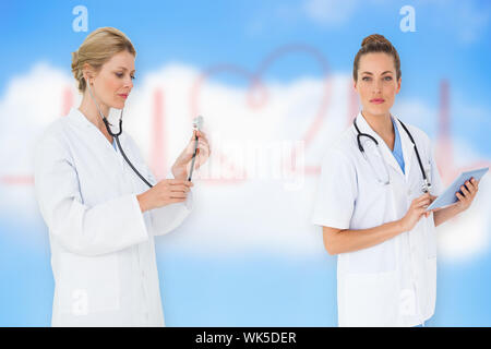 Image composite de l'équipe médicale contre ligne ecg avec coeur dans le ciel Banque D'Images