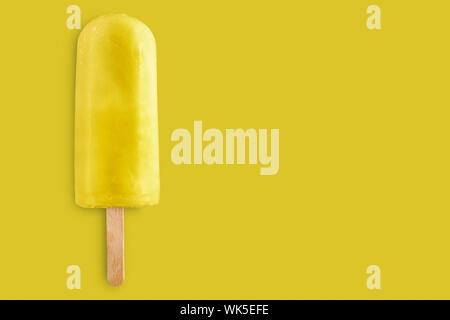 Popsicle sur fond jaune citron Banque D'Images