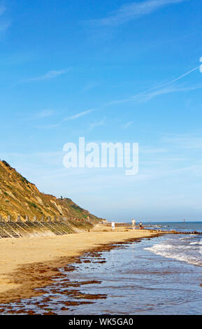 Une vue sur la plage et les falaises de l'ouest en été dans la région de North Norfolk à Mundesley, Norfolk, Angleterre, Royaume-Uni, Europe. Banque D'Images