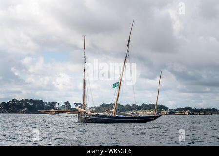 Roscoff, France - 31 juillet 2018 : ancien bateau à voile dans la baie de Roscoff contre ciel nuageux Banque D'Images