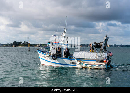 Roscoff, France - 31 juillet 2018 : petit bateau de pêche dans la baie de Roscoff contre le front de la ville Banque D'Images