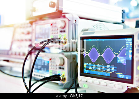 De l'oscilloscope à mémoire numérique. Instruments de mesure radio Banque D'Images