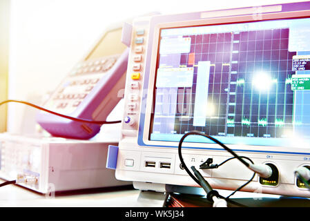 De l'oscilloscope à mémoire numérique. Instruments de mesure radio Banque D'Images