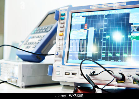 De l'oscilloscope à mémoire numérique. Instruments de mesure radio Banque D'Images