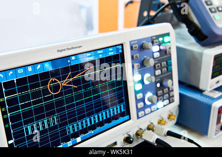 De l'oscilloscope à mémoire numérique. Instruments de mesure radio Banque D'Images