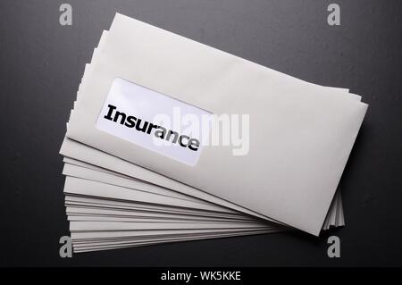 Concept d'assurance avec enveloppe montrant concept de risque Banque D'Images