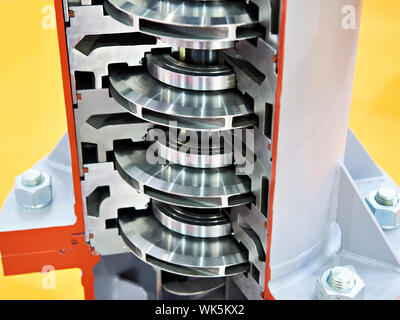 Pompe électrique hermétique verticale lors d'une exposition Banque D'Images