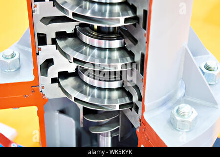 Pompe électrique hermétique verticale lors d'une exposition Banque D'Images