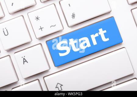 Concept de démarrage avec bouton ou la montrant la réussite de l'entreprise concept Banque D'Images