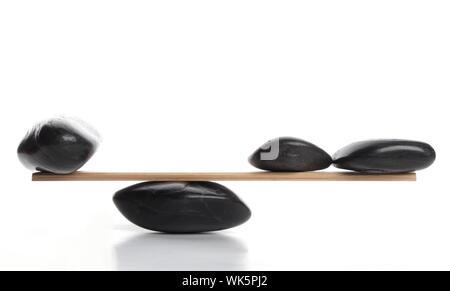 Balances pierres zen isolé sur blanc montrant le poids ou spa concept avec copyspace Banque D'Images