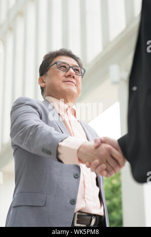 Message d'affaires d'affaires de l'Asie, l'établissement de liaison. Se concentrer sur les boss. Immeuble de bureaux moderne architecture. Banque D'Images