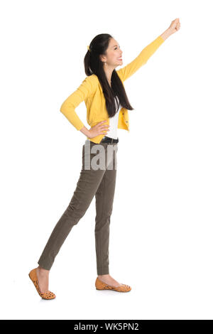 Corps complet Asian woman standing with hand grabbing élevé quelque chose, isolé sur fond blanc. Banque D'Images