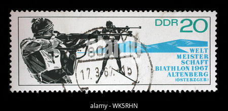 Timbre émis en Allemagne - République Démocratique (DDR) dédié aux championnats du monde de biathlon à Altenberg, vers 1967. Banque D'Images