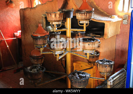 Tajine des pots dans un restaurant traditionnel marocain Banque D'Images