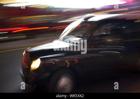 Abstract image floue d'un London taxi roulant sur une rue. Banque D'Images